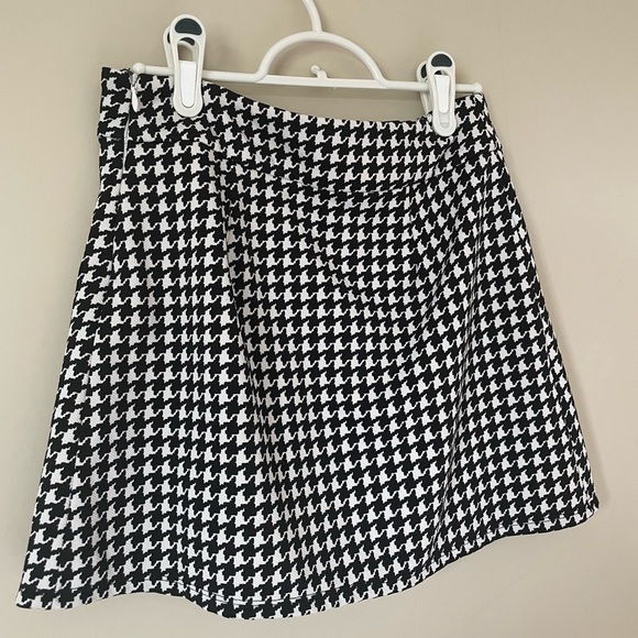 Y2K Forever 21 pleated Black and White Houndstooth Skirt NWOT size SMALL - Picture 2 of 4